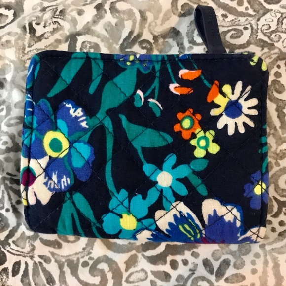 Vera Bradley Small Floral Zip Wallet Like New - Picture 2 of 4